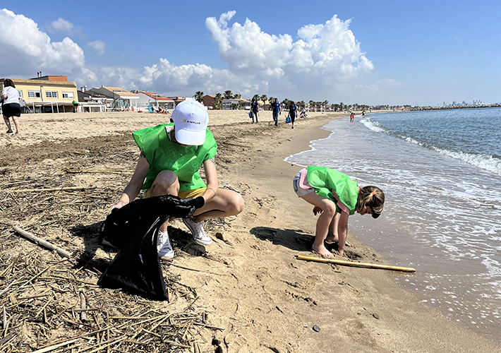 foto AIMPLAS colabora con Oceánidas y participa en la limpieza de playas en la que se han retirado cinco toneladas de basuras marinas en toda España.